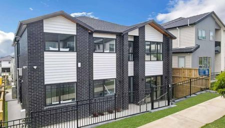 Modern 5-Bedroom Family Home in the Heart of Flat Bush - Photo 2