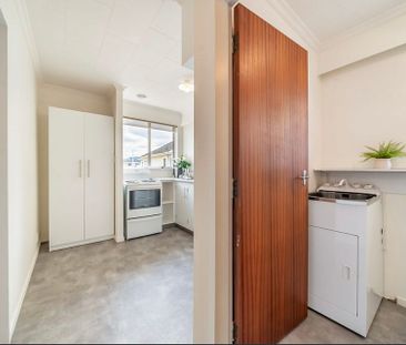 Tidy 2 bedroom pet friendly unit - Photo 5