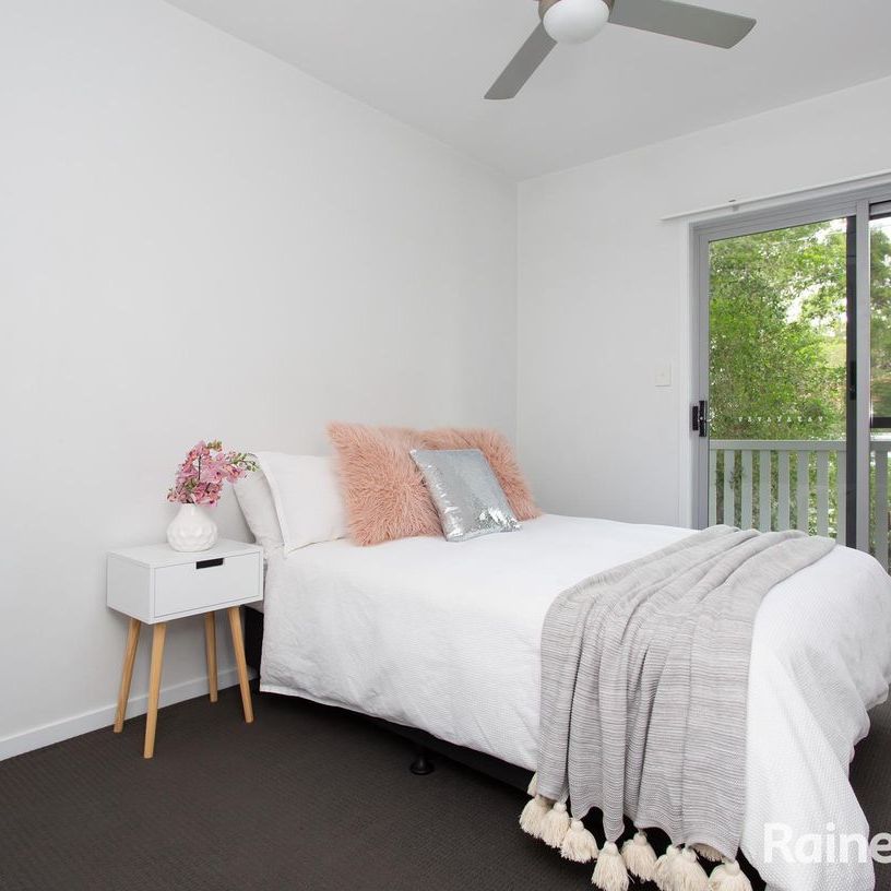 Spacious Modern Top-Floor Apartment with Breathtaking Views! - Photo 1