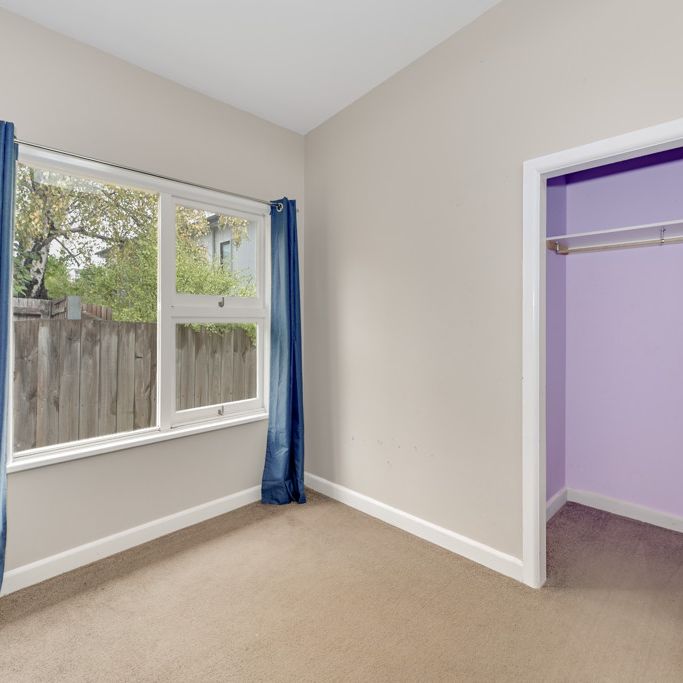 Renovated 4 bedrooms and 2 bathrooms house in Lindisfarne Available Now - Photo 1