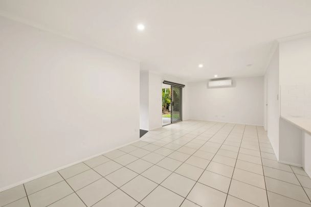 Spacious Family Home in Prime Location - walk to school and shops! - Photo 1