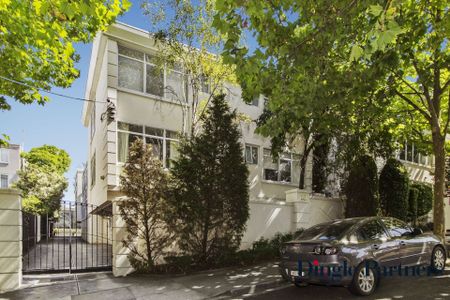Light-Filled Apartment in Prime South Yarra Location - Photo 5