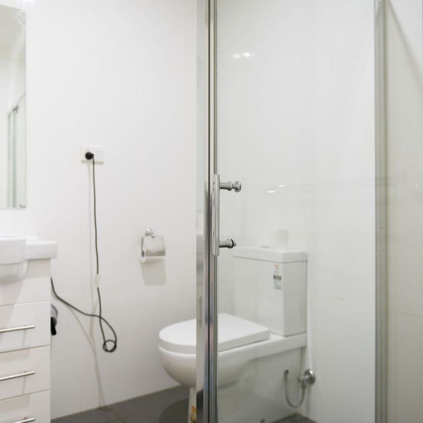 Great Location! Room For Rent! Shared-House! - Photo 1