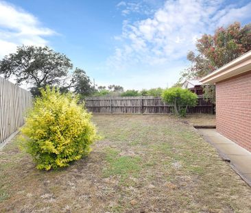 7 Freesia Court, Whittington - Photo 2