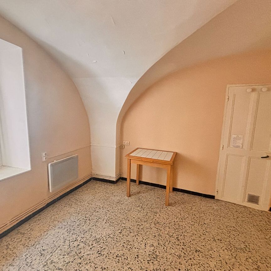 NIMES ST CESAIRE CHAMBRE DE 25M² ET PARKING, ETUDIANT, - Photo 1