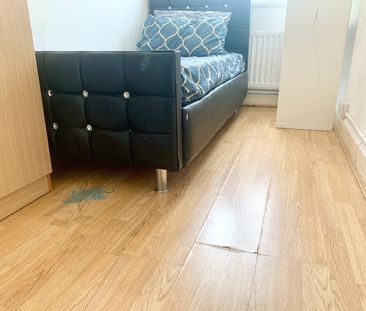 Room in a Shared House, Carmen Street, E14 - Photo 5