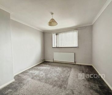 Semi-detached House to rent - Coombfield Drive, Dartford, DA2 - Photo 4