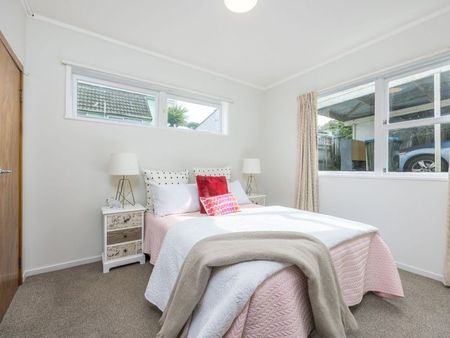 Beautifully Renovated Home in a Prime Onehunga Location - Photo 3