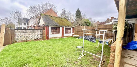 Acton, London - Photo 2