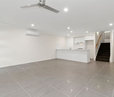 Modern 3-Bedroom Townhouse in Central Coomera - Photo 1