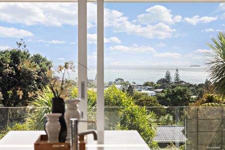 CASTOR BAY - Top Quality Luxury Family home with breath taking views - Photo 3