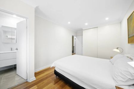 Sunblessed 'terrace style' townhome, deep gardens - Photo 3