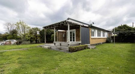 Newly Renovated 3-Bedroom Home with Double Garage - Photo 4