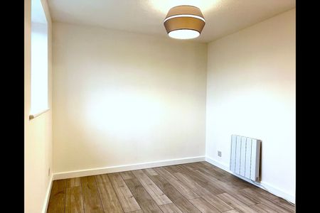 2 Bed Terraced House, Myrna Close, SW19 - Photo 2