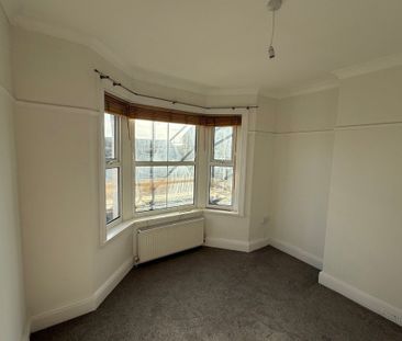 St. Pauls Avenue - Photo 2