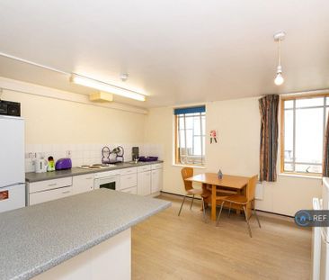 1 bedroom in a flat share to rent - Photo 2