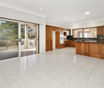 Spacious Sunlit Three Bedroom Apartment - Photo 4