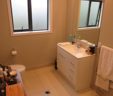Stunning Three Bedroom Townhouse, Hamilton East Location - Photo 5