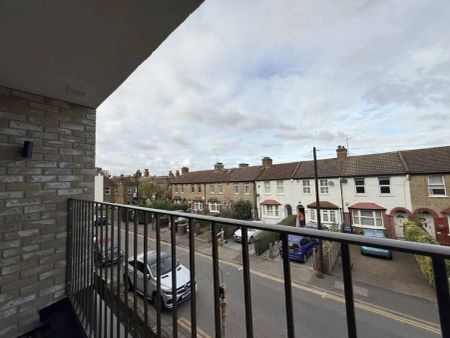 2 bedroom flat in 5-9 Station Road - Photo 5