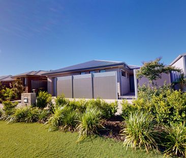 Southlakes Stunner! - Photo 6