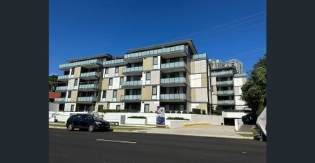 Almost Brand New Three Bedroom Penthouse with 2 large balconies - Photo 4