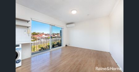 Cosy well presented apartment close to transport - Photo 3