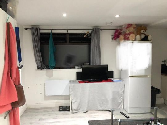 Studio Flat, The Burroughs, NW4 - Photo 1