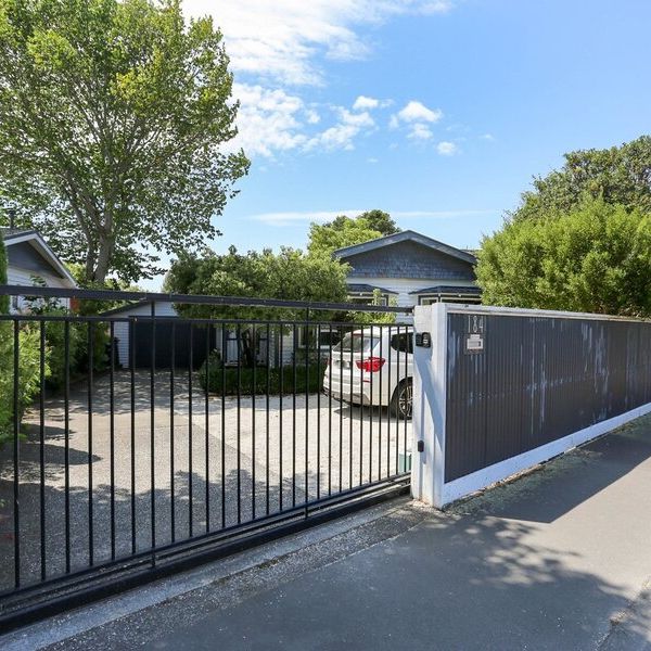 4 Bedrooms – Double Glazed – Great School Zones! - Photo 1