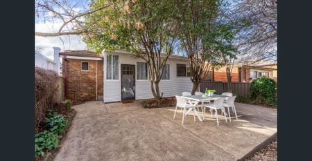 Prime CBD Location – Spacious Double Brick Californian Bungalow - Photo 2