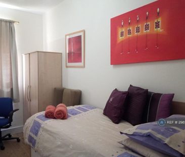 1 bedroom in a flat share to rent - Photo 4