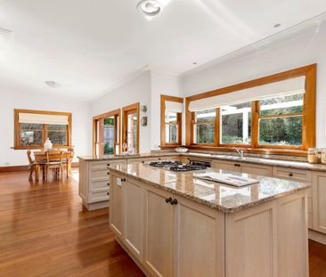 Charismatic Period Stunner - Photo 3