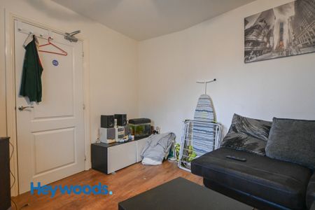 5 bed end of terrace house to rent in Comet Avenue, Newcastle-under-Lyme, Staffordshire - Photo 2