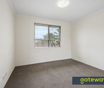 STYLISH GROUND FLOOR APARTMENT - Photo 3