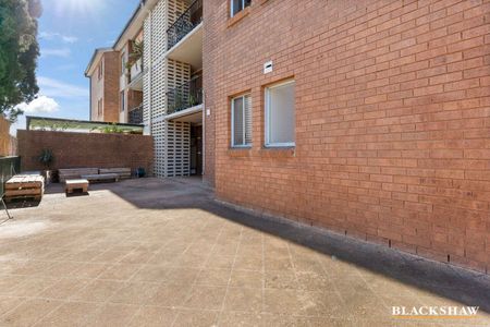 Spacious Apartment with great balcony living - Photo 5