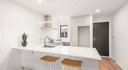 Brand new stylish house with great location - Photo 3