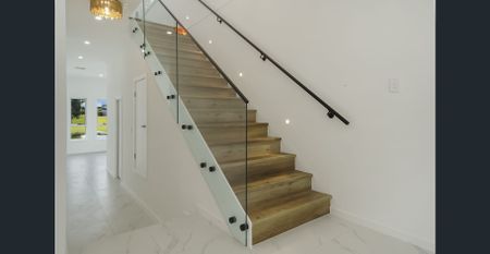 Near new luxurious home in prime location in the beautiful suburb of Macarthur Heights! - Photo 4