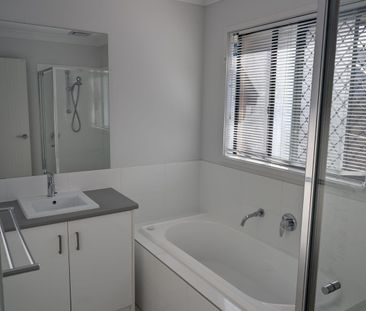 Single Storey Four Bedroom Modern Family Home - Walking Distance to... - Photo 6