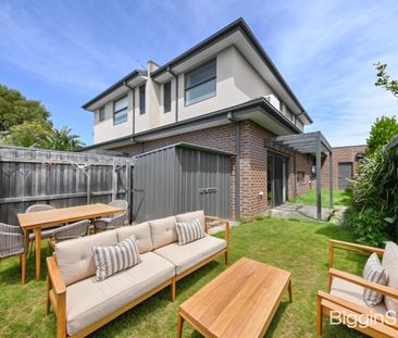 Spacious Three-Bedroom Retreat Moments from The Glen - Photo 4