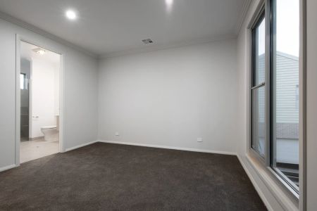 Pristine townhouse in superb location. - Photo 3