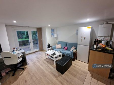 1 bedroom flat to rent - Photo 2