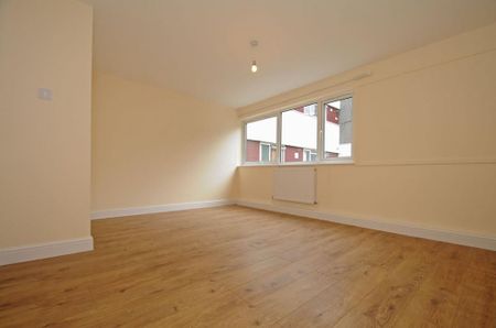 3 bedroom flat to rent - Photo 4
