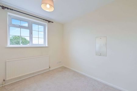 Detached family home set on a desirable residential road. Close to local amenities and schools. - Photo 4