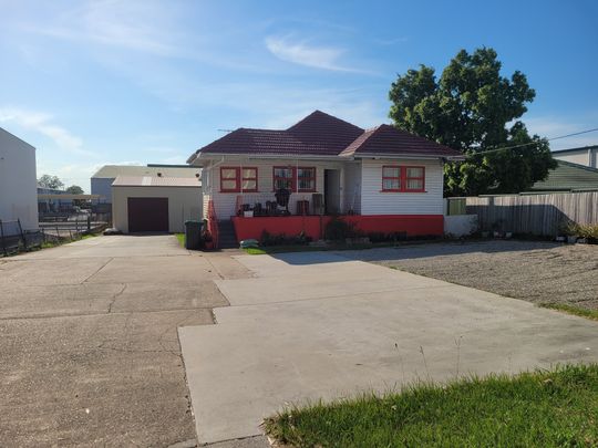 Coopers Plains - Photo 1