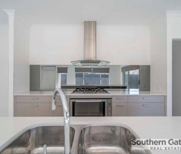 SPACIOUS FAMILY HOME PACKED WITH FEATURES!! - Photo 3