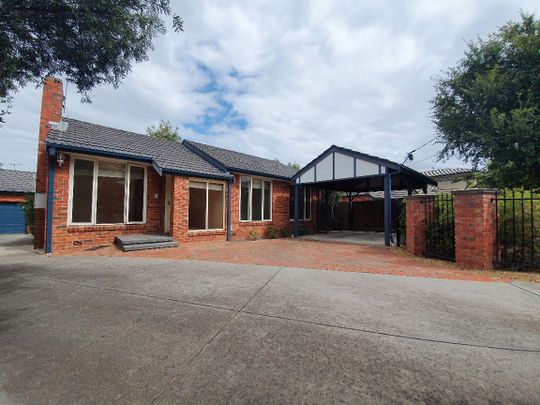 LOW MAINTENANCE THREE BEDROOM HOME-EXTRENAL GARDENING INCLUDED IN RENT – EVERY 2 MONTHS - Photo 1