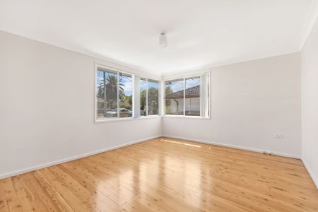 Beautiful Three Bedroom Home! - Photo 2