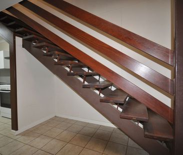 BRICK TOWNHOUSE - Affordable 3x1 + extra downstairs toilet. - Photo 3