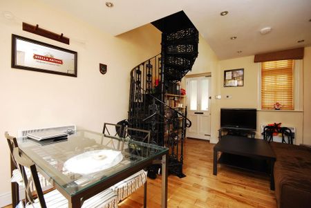 1 bedroom mews to rent - Photo 5