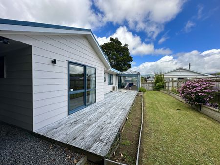 3-Bedroom Home in Lower Hutt! - Photo 3