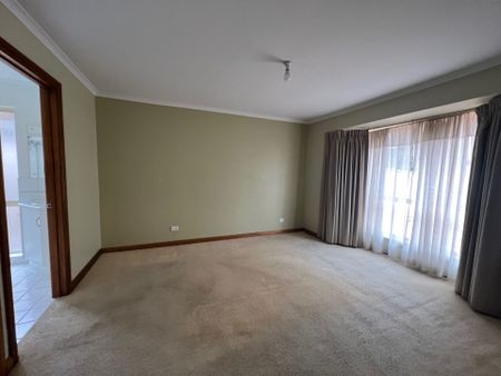 Large 4 Bedroom Home with 2 Living Areas! - Photo 5